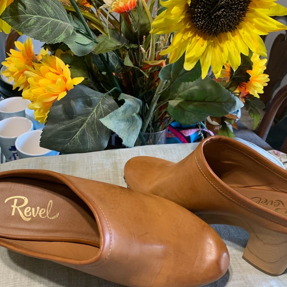 Nearly New clogs - Picture 3 of 3